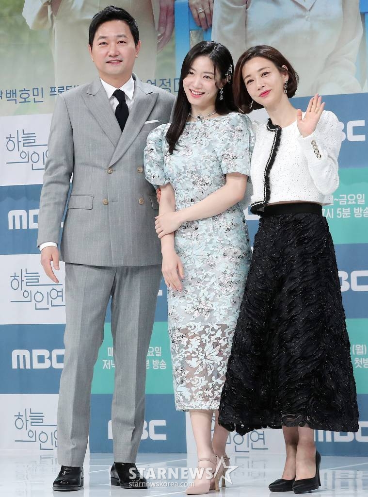 배우 김유석, 정우연, 고은미가 13일 오전 서울 마포구 상암동 MBC 사옥에서 진행된 일일드라마 '하늘의 인연' 제작발표회에 참석해 포즈를 취하고 있다. '하늘의 인연'은 아버지의 그릇된 욕망이 만들어낸 비극으로 원수가 돼버린 부녀가 마침내 천륜의 사랑을 깨닫는 이야기를 그린다. 오는 17일 첫 방송. 2023.04.13 /사진=김창현 기자 chmt@