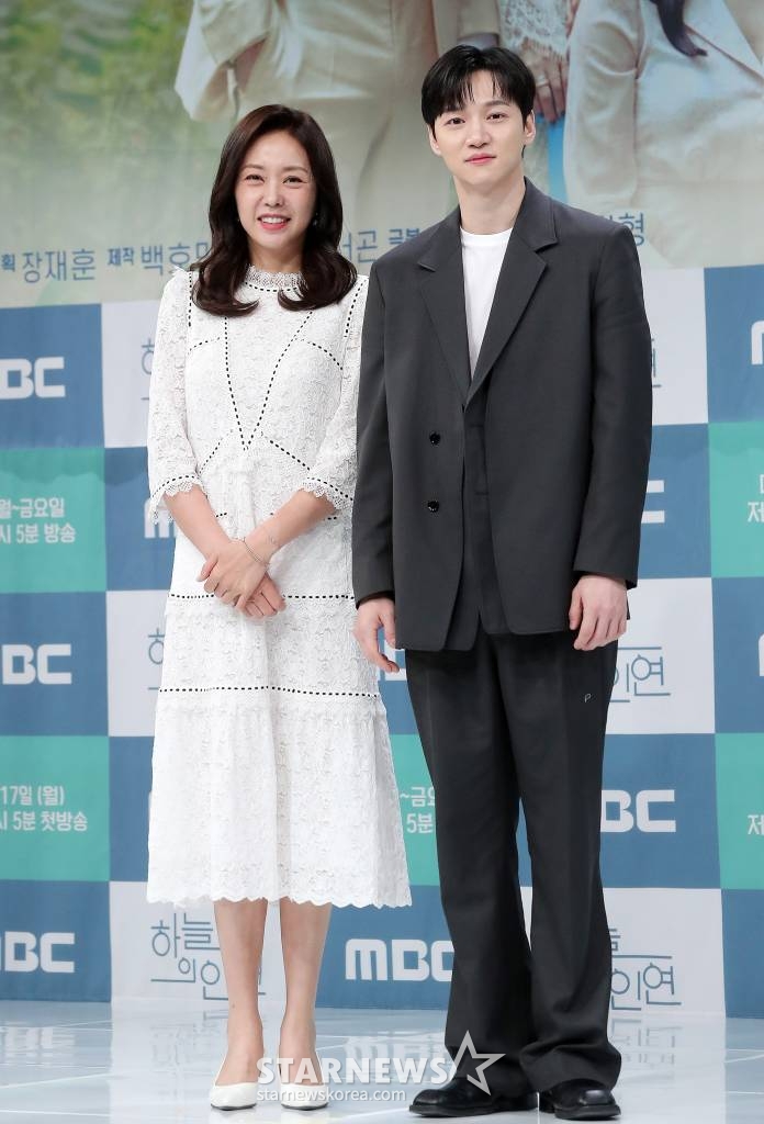배우 조미령, 서한결이 13일 오전 서울 마포구 상암동 MBC 사옥에서 진행된 일일드라마 '하늘의 인연' 제작발표회에 참석해 포즈를 취하고 있다. '하늘의 인연'은 아버지의 그릇된 욕망이 만들어낸 비극으로 원수가 돼버린 부녀가 마침내 천륜의 사랑을 깨닫는 이야기를 그린다. 오는 17일 첫 방송. 2023.04.13 /사진=김창현 기자 chmt@