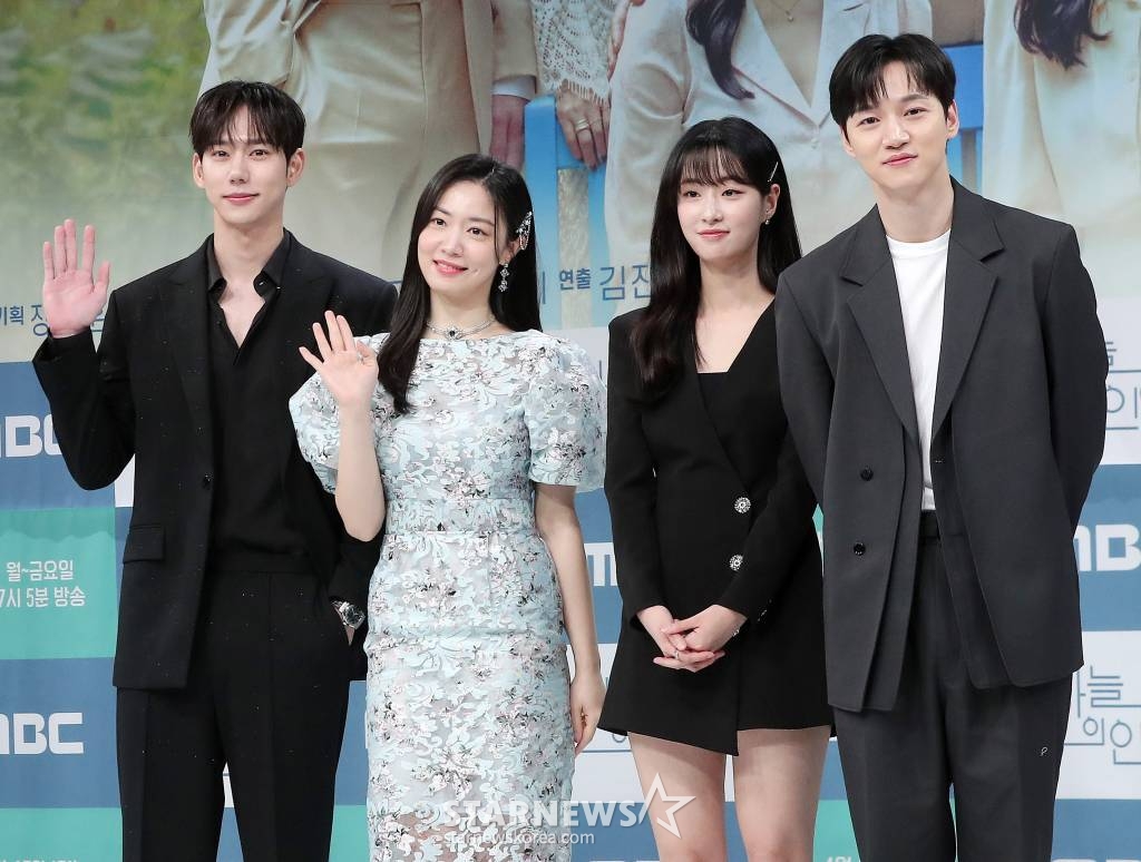 배우 진주형, 정우연, 전혜연, 서한결이 13일 오전 서울 마포구 상암동 MBC 사옥에서 진행된 일일드라마 '하늘의 인연' 제작발표회에 참석해 포즈를 취하고 있다. '하늘의 인연'은 아버지의 그릇된 욕망이 만들어낸 비극으로 원수가 돼버린 부녀가 마침내 천륜의 사랑을 깨닫는 이야기를 그린다. 오는 17일 첫 방송. 2023.04.13 /사진=김창현 기자 chmt@