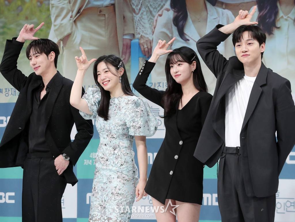 배우 진주형, 정우연, 전혜연, 서한결이 13일 오전 서울 마포구 상암동 MBC 사옥에서 진행된 일일드라마 '하늘의 인연' 제작발표회에 참석해 포즈를 취하고 있다. '하늘의 인연'은 아버지의 그릇된 욕망이 만들어낸 비극으로 원수가 돼버린 부녀가 마침내 천륜의 사랑을 깨닫는 이야기를 그린다. 오는 17일 첫 방송. 2023.04.13 /사진=김창현 기자 chmt@