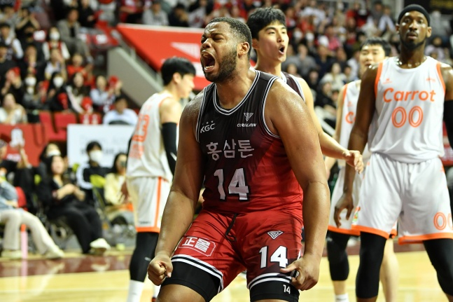 안양 KGC의 오마리 스펠멘(가운데)./사진=KBL