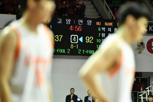 13일 안양실내체육관에서 열린 2022~2023 SKT 에이닷 프로농구 안양 KGC인삼공사와 고양 캐롯의 4강 플레이오프 1차전 경기 점수를 알리는 전광판./사진=KBL