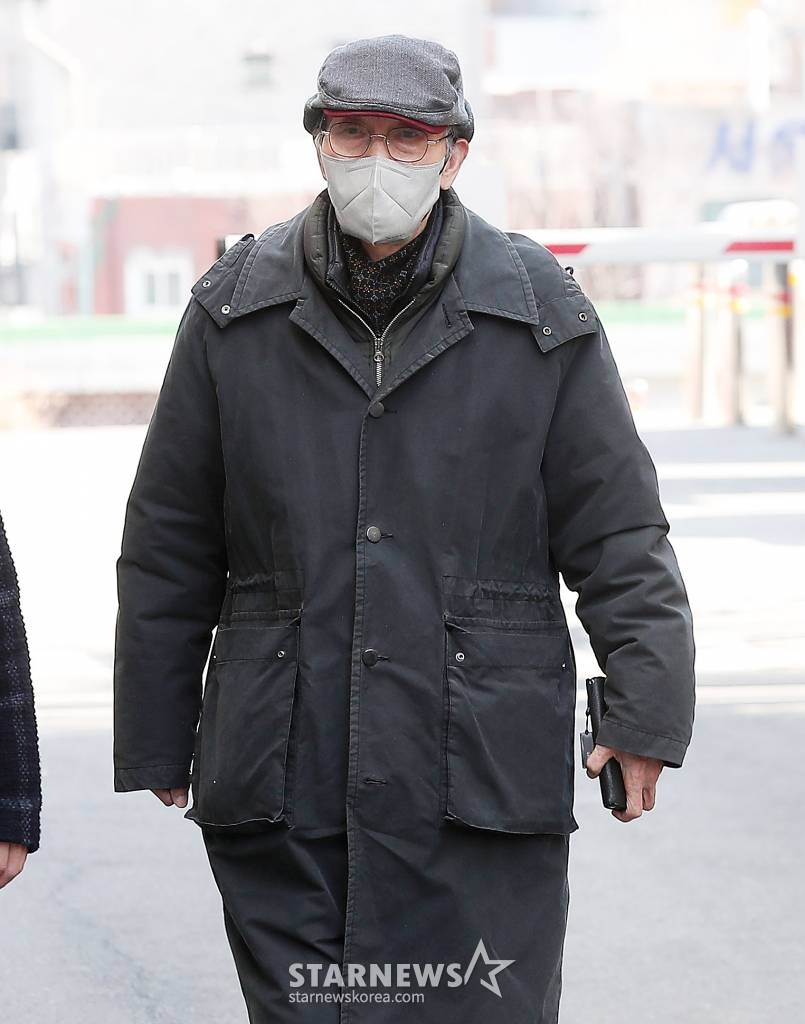 강제추행 혐의로 기소된 배우 오영수가 3일 오후 경기 성남시 수정구 단대동 수원지방법원 성남지원에서 진행되는 첫 공판에 출석하고 있다. 오영수는 지난 2017년 여성 A씨의 신체를 부적절하게 접촉한 혐의를 받고 있다. 2021년 12월 A씨는 경찰에 고소장을 제출했지만, 경찰은 불송치 결정을 내렸다. 이에 A씨가 이의신청을 했고, 수원지검 성남지청은 재수사를 해왔다. 오영수는 강제추행 혐의를 부인하고 있다. 그는 앞서 진행된 검찰 조사에서 A씨의 일방적인 주장이라는 입장을 보였다. 하지만 검찰은 지난해 11월 오영수를 불구속 기소했다. 2023.02.03 /사진=김창현 기자 chmt@