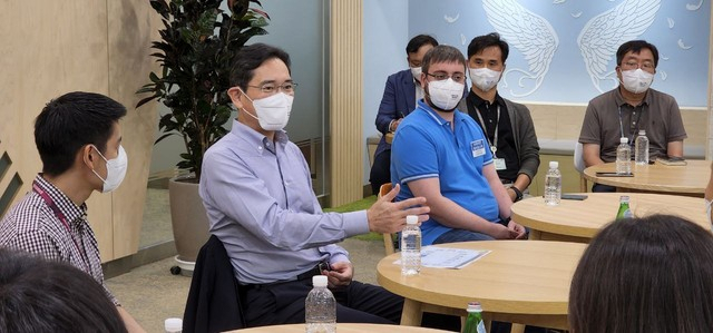 이재용 삼성전자 회장이 지난해 8월 삼성전자 화성캠퍼스를 찾아 직원들과 간담회를 열고 대화하고 있다