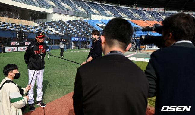 염경엽 감독이 14일 잠실 두산전에 앞서 취재진과 인터뷰에 임하고 있다.