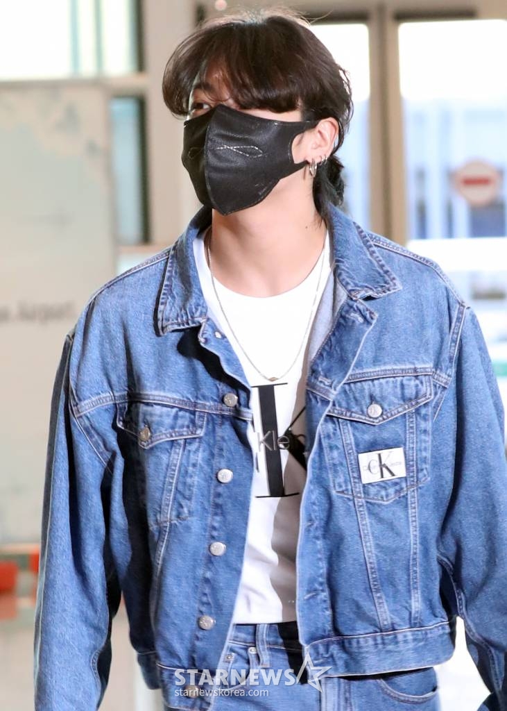 그룹 방탄소년단 정국이 의류브랜드 홍보 활동을 위해 미국 LA로 8일 오후 인천국제공항을 통해 출국하고 있다. 2023.04.08 /사진=임성균 기자 tjdrbs23@