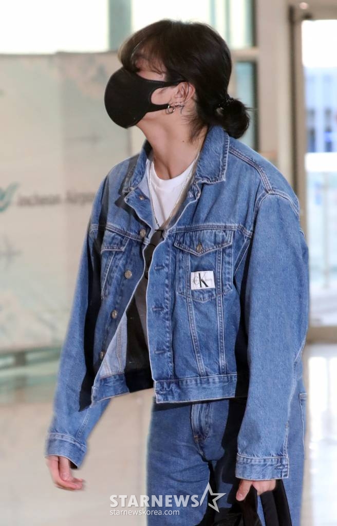 그룹 방탄소년단 정국이 의류브랜드 홍보 활동을 위해 미국 LA로 8일 오후 인천국제공항을 통해 출국하고 있다. 2023.04.08 /사진=임성균 기자 tjdrbs23@