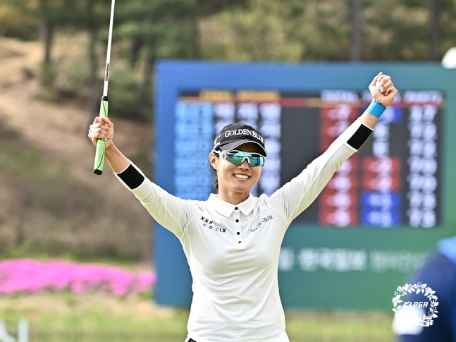 챔피언 퍼트를 성공시킨 뒤 기뻐하는 이주미. /사진=KLGPA