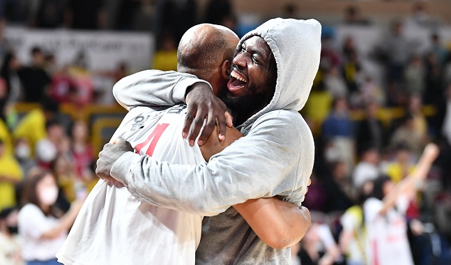 SK 리온 윌리엄스(왼쪽)가 16일 열린 LG와 2022~23시즌 KBL 4강 플레이오프 2차전에서 승리한 후 자밀 워니와 포옹하며 기뻐하고 있다. /사진=KBL 제공