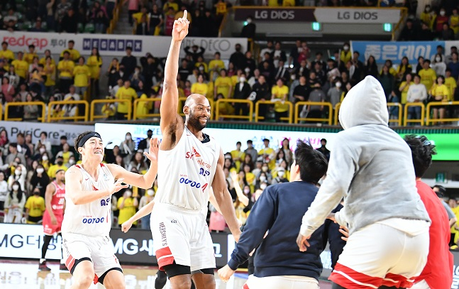SK 리온 윌리엄스(왼쪽 2번째)가 16일 열린 LG와 2022~23시즌 KBL 4강 플레이오프 2차전에서 경기 종료 직전 득점에 성공한 후 기뻐하고 있다. /사진=KBL 제공