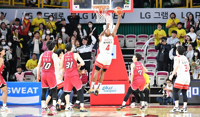 SK 리온 윌리엄스(가운데)가 16일 열린 LG와 2022~23시즌 KBL 4강 플레이오프 2차전에서 4쿼터 골밑슛을 시도하고 있다. /사진=KBL 제공