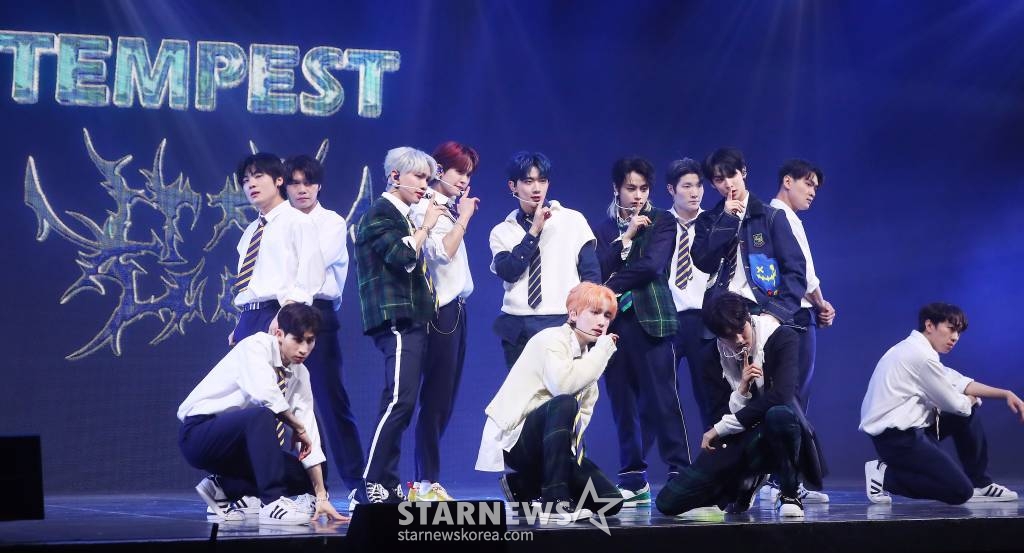 그룹 템페스트가 17일 오후 서울 광진구 광장동 예스24 라이브홀에서 진행된 네 번째 미니앨범 '폭풍전야' 발매 기념 쇼케이스에 참석해 멋진 무대를 선보이고 있다. 템페스트의 이번 앨범 타이틀곡 '난장(Dangerous)'은 고요한 신을 휩쓸 폭풍이 되어 일순간에 무대를 뒤집는 위험한 존재가 되겠다는 템페스트의 포부를 담은 곡이다. 2023.04.17 /사진=김창현 기자 chmt@