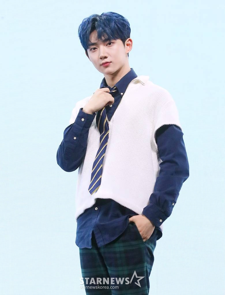 그룹 템페스트 형섭이 17일 오후 서울 광진구 광장동 예스24 라이브홀에서 진행된 네 번째 미니앨범 '폭풍전야' 발매 기념 쇼케이스에 참석해 포즈를 취하고 있다. 템페스트의 이번 앨범 타이틀곡 '난장(Dangerous)'은 고요한 신을 휩쓸 폭풍이 되어 일순간에 무대를 뒤집는 위험한 존재가 되겠다는 템페스트의 포부를 담은 곡이다. 2023.04.17 /사진=김창현 기자 chmt@