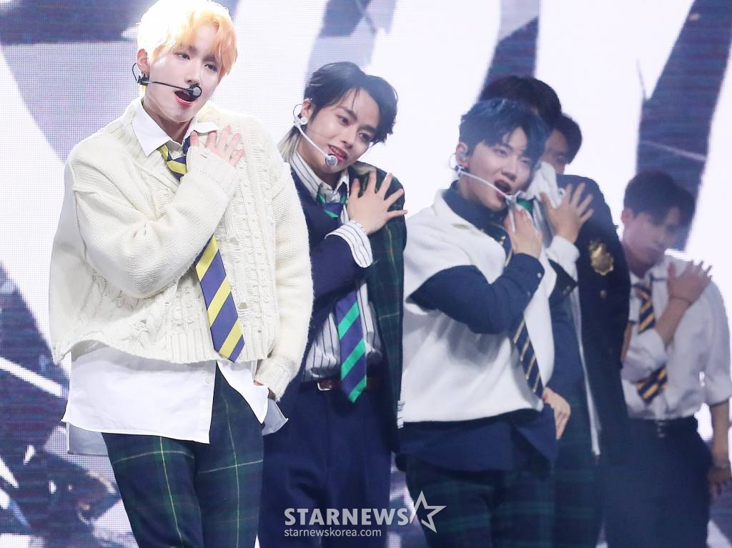 그룹 템페스트 혁이 17일 오후 서울 광진구 광장동 예스24 라이브홀에서 진행된 네 번째 미니앨범 '폭풍전야' 발매 기념 쇼케이스에 참석해 멋진 무대를 선보이고 있다. 템페스트의 이번 앨범 타이틀곡 '난장(Dangerous)'은 고요한 신을 휩쓸 폭풍이 되어 일순간에 무대를 뒤집는 위험한 존재가 되겠다는 템페스트의 포부를 담은 곡이다. 2023.04.17 /사진=김창현 기자 chmt@