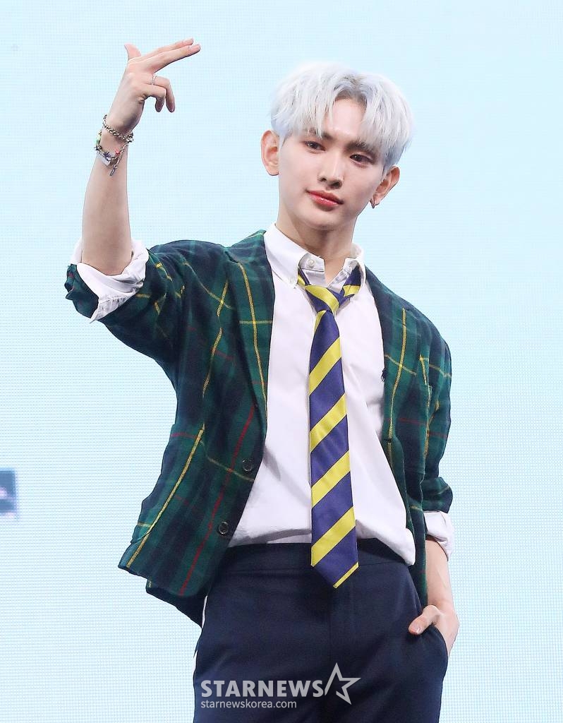 그룹 템페스트 17일 오후 서울 광진구 광장동 예스24 라이브홀에서 진행된 네 번째 미니앨범 '폭풍전야' 발매 기념 쇼케이스에 참석해 포즈를 취하고 있다. 템페스트의 이번 앨범 타이틀곡 '난장(Dangerous)'은 고요한 신을 휩쓸 폭풍이 되어 일순간에 무대를 뒤집는 위험한 존재가 되겠다는 템페스트의 포부를 담은 곡이다. 2023.04.17 /사진=김창현 기자 chmt@