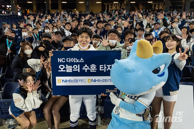 NC 박민우가 12일 창원 키움전 종료 후 팬들과 기념촬영을 하고 있다. /사진=NC 다이노스 제공