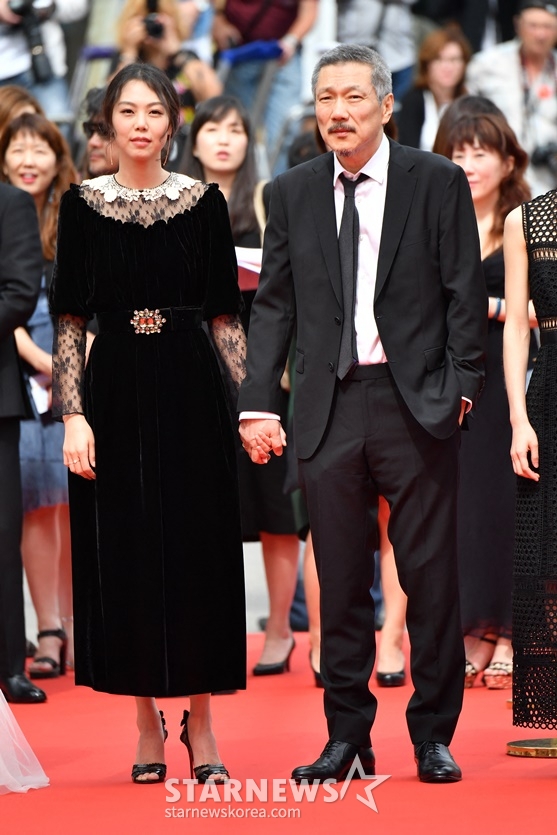 2017년 칸 국제영화제 참석해 손을 잡은 김민희와 홍상수 감독 /사진=/AFPBBNews=뉴스1=스타뉴스