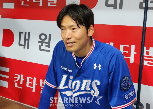 삼성 투수 백정현이 18일 키움전 승리 투수가 된 뒤 인터뷰를 하고 있다. /사진=안호근 기자