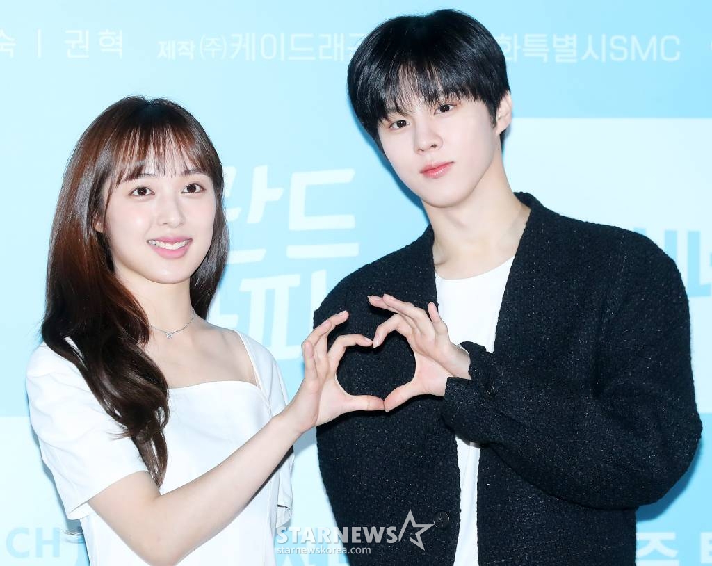 배우 김보라, 김우석이 19일 오전 서울 성동구 메가박스 성수에서 진행된 시네마천국 드라마 '핀란드 파파' 제작발표회에 참석해 포즈를 취하고 있다. '핀란드 파파'는 남다른 사연으로 가족 연습이 필요한 사람들이 모인 수상한 카페 ‘핀란드 파파’의 신입 유리와 사라진 첫사랑 우현의 이야기를 그린 힐링 로맨스 드라마다. 오는 29일 오후 9시 채널 시네마천국에서 첫 방송되며 티빙, 웨이브, 왓챠, 쿠팡플레이 등에서도 시청 가능하다. 2023.04.19 /사진=김창현 기자 chmt@