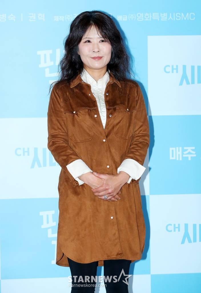 배우 황석정이 19일 오전 서울 성동구 메가박스 성수에서 진행된 시네마천국 드라마 '핀란드 파파' 제작발표회에 참석해 포즈를 취하고 있다. '핀란드 파파'는 남다른 사연으로 가족 연습이 필요한 사람들이 모인 수상한 카페 ‘핀란드 파파’의 신입 유리와 사라진 첫사랑 우현의 이야기를 그린 힐링 로맨스 드라마다. 오는 29일 오후 9시 채널 시네마천국에서 첫 방송되며 티빙, 웨이브, 왓챠, 쿠팡플레이 등에서도 시청 가능하다. 2023.04.19 /사진=김창현 기자 chmt@