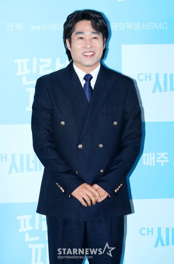 배우 정민성이 19일 오전 서울 성동구 메가박스 성수에서 진행된 시네마천국 드라마 '핀란드 파파' 제작발표회에 참석해 포즈를 취하고 있다. '핀란드 파파'는 남다른 사연으로 가족 연습이 필요한 사람들이 모인 수상한 카페 ‘핀란드 파파’의 신입 유리와 사라진 첫사랑 우현의 이야기를 그린 힐링 로맨스 드라마다. 오는 29일 오후 9시 채널 시네마천국에서 첫 방송되며 티빙, 웨이브, 왓챠, 쿠팡플레이 등에서도 시청 가능하다. 2023.04.19 /사진=김창현 기자 chmt@