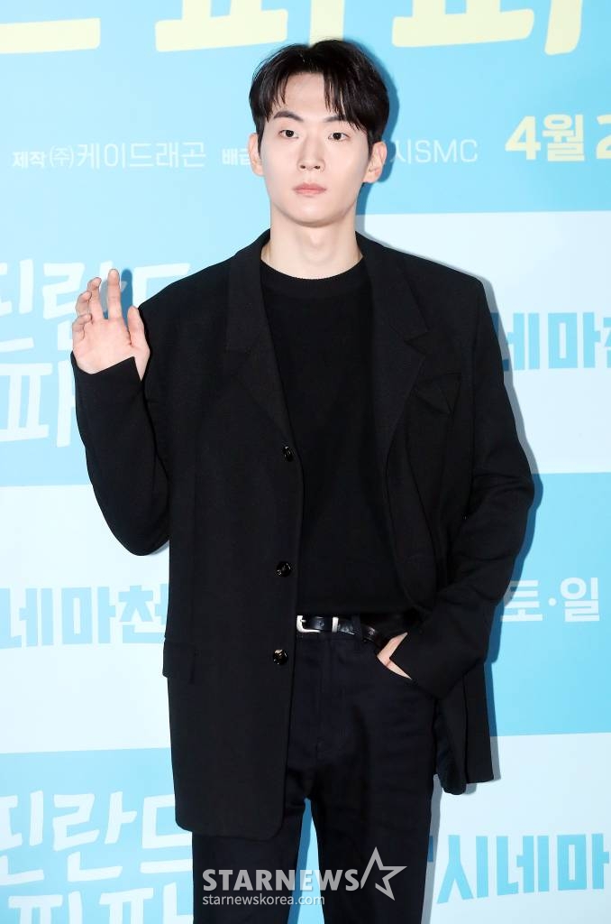 배우 김준호가 19일 오전 서울 성동구 메가박스 성수에서 진행된 시네마천국 드라마 '핀란드 파파' 제작발표회에 참석해 포즈를 취하고 있다. '핀란드 파파'는 남다른 사연으로 가족 연습이 필요한 사람들이 모인 수상한 카페 ‘핀란드 파파’의 신입 유리와 사라진 첫사랑 우현의 이야기를 그린 힐링 로맨스 드라마다. 오는 29일 오후 9시 채널 시네마천국에서 첫 방송되며 티빙, 웨이브, 왓챠, 쿠팡플레이 등에서도 시청 가능하다. 2023.04.19 /사진=김창현 기자 chmt@