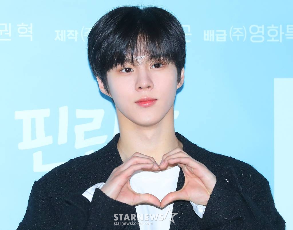 가수 겸 배우 김우석이 19일 오전 서울 성동구 메가박스 성수에서 진행된 시네마천국 드라마 '핀란드 파파' 제작발표회에 참석해 포즈를 취하고 있다. '핀란드 파파'는 남다른 사연으로 가족 연습이 필요한 사람들이 모인 수상한 카페 ‘핀란드 파파’의 신입 유리와 사라진 첫사랑 우현의 이야기를 그린 힐링 로맨스 드라마다. 오는 29일 오후 9시 채널 시네마천국에서 첫 방송되며 티빙, 웨이브, 왓챠, 쿠팡플레이 등에서도 시청 가능하다. 2023.04.19 /사진=김창현 기자 chmt@