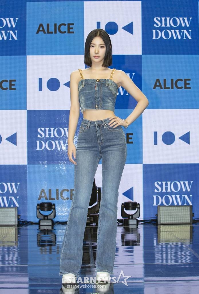 걸그룹 앨리스(ALICE) 소희가 19일 오후 서울 강남구 일지아트홀에서 진행된 두번째 싱글앨범 'SHOW DOWN' 발매기념 쇼케이스에서 포즈를 취하고 있다. 이번 앨범에는 파워풀한 리듬이 돋보이는 EDM 장르의 묵직한 베이스와 그루브함을 동시에 느낄수 있는 동명의 타이틀곡 'SHOW DOWN'이 수록됐다. /사진제공=아이오케이컴퍼니 2023.04.19 /사진=이동훈 기자 photoguy@