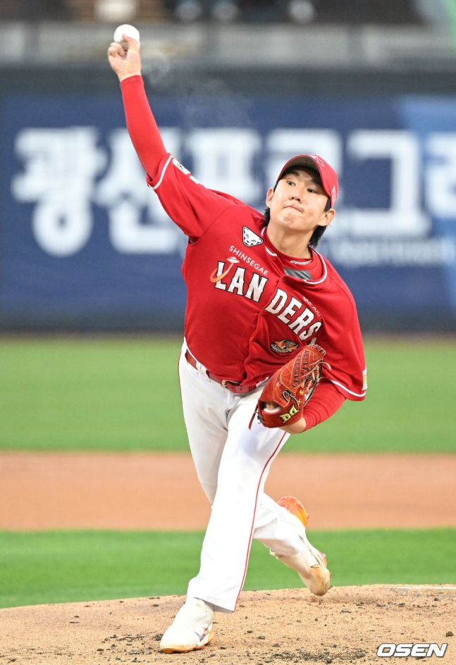 SSG 선발 송영진이 20일 KT전에서 1회 역투하고 있다.