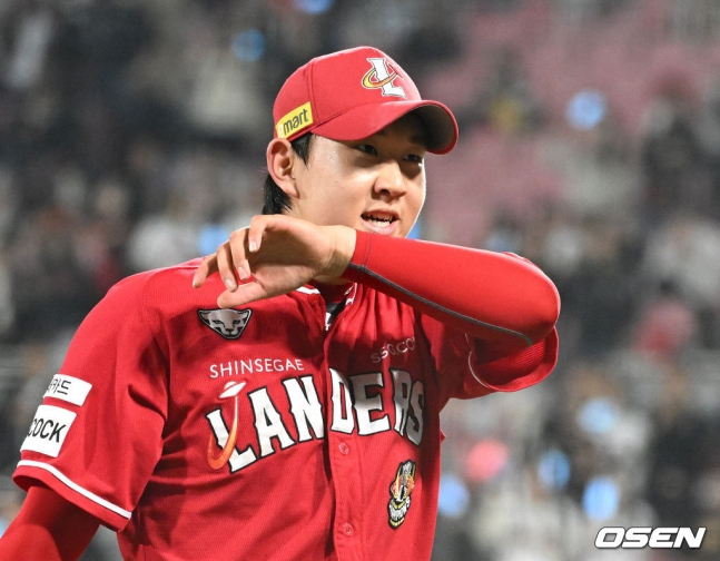 SSG 송영진이 4회 마운드를 내려오며 아쉬워하고 있다.