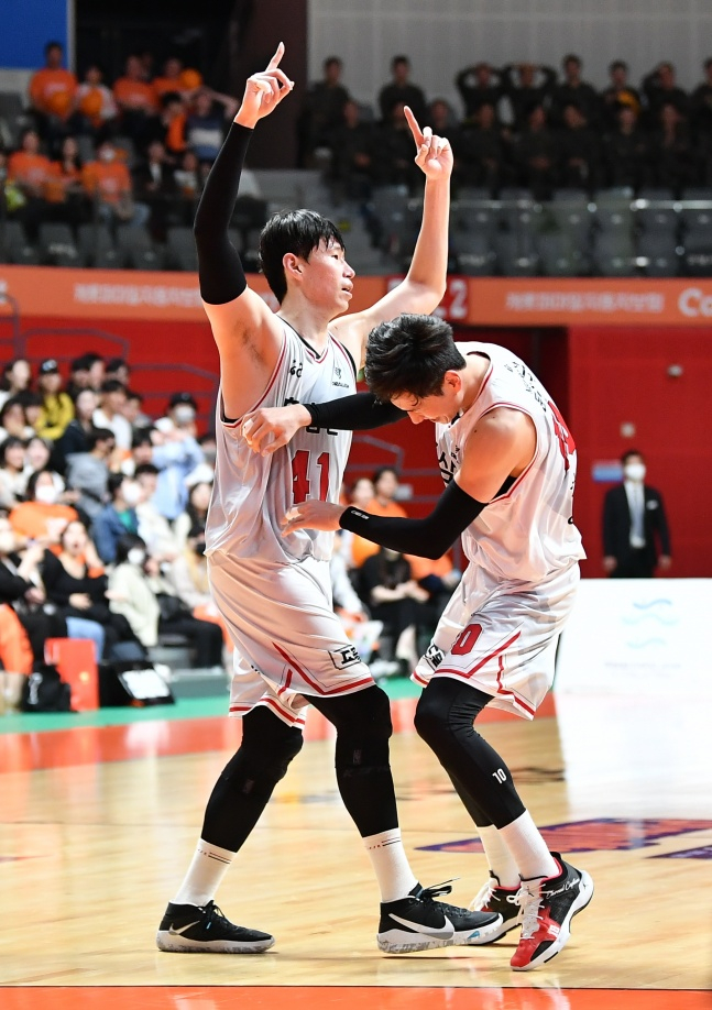 오세근(왼쪽)./사진=KBL