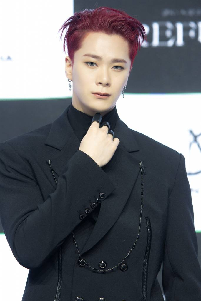 그룹 아스트로 유닛 '문빈&산하'의 문빈이 15일 오후 온라인 생중계로 진행된 두 번째 미니앨범 'REFUGE' 발매기념 미디어 쇼케이스에 앞서 포즈를 취하고 있다. 이번에 발매되는'REFUGE'에서 문빈&산하는 직접 악을 소멸하고 달래주는 '선택받은 자'로 변신했다. 나쁜 기억을 제거하기 위해 선과 악을 넘나들고, 때로는 기꺼이 필요악을 자처하며 모두의 은신처가 되길 바라는 두 사람의 색다른 스토리가 신비롭고 몽환적인 매력으로 구현될 예정이다. 사진제공=판타지오 2022.03.15 /사진=이동훈 기자 photoguy@