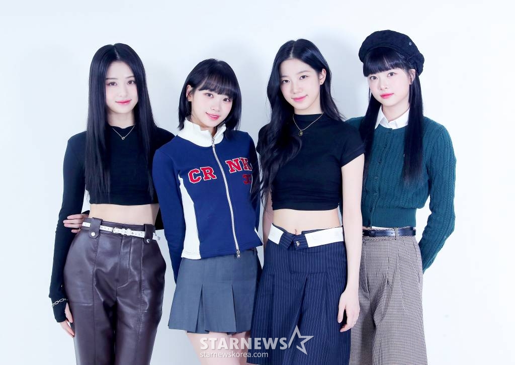 걸그룹 르세라핌(LESSERAFIM)이 서울 종로구 스타뉴스 사옥에서 진행된 '2022 아시아 아티스트 어워즈 인 재팬'(2022 Asia Artist Awards In Japen, 이하 2022 AAA) 수상 인터뷰에 앞서 포즈를 취하고 있다. 르세라핌은 '2022 AAA'에서 신인상과 베스트 뮤지션상을 수상하며 2관왕에 올랐다. 지난해 5월 데뷔한 르세라핌은 데뷔 앨범 '피어리스'(FEARLESS)로 국내외 가요계에 눈도장을 찍고 같은 해 10월 발매한 미니 2집 '안티프래자일'(ANTIFRAGILE)로 치열한 4세대 걸그룹 대전에서 쐐기를 박았다. /사진=김창현 기자 chmt@
