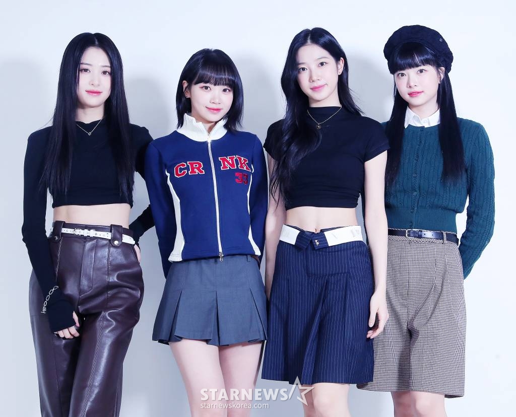 걸그룹 르세라핌(LESSERAFIM)이 서울 종로구 스타뉴스 사옥에서 진행된 '2022 아시아 아티스트 어워즈 인 재팬'(2022 Asia Artist Awards In Japen, 이하 2022 AAA) 수상 인터뷰에 앞서 포즈를 취하고 있다. 르세라핌은 '2022 AAA'에서 신인상과 베스트 뮤지션상을 수상하며 2관왕에 올랐다. 지난해 5월 데뷔한 르세라핌은 데뷔 앨범 '피어리스'(FEARLESS)로 국내외 가요계에 눈도장을 찍고 같은 해 10월 발매한 미니 2집 '안티프래자일'(ANTIFRAGILE)로 치열한 4세대 걸그룹 대전에서 쐐기를 박았다. /사진=김창현 기자 chmt@
