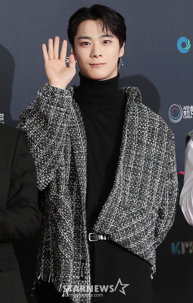 그룹 아스트로 문빈이 31일 오후 인천광역시 연수구 송도동 인천국제여객터미널에서 열린 '2020 코리아뮤직 드라이브 인 페스티벌'(KMDF) 레드카펫에 참석해 포즈를 취하고 있다. /사진=김창현 기자 chmt@