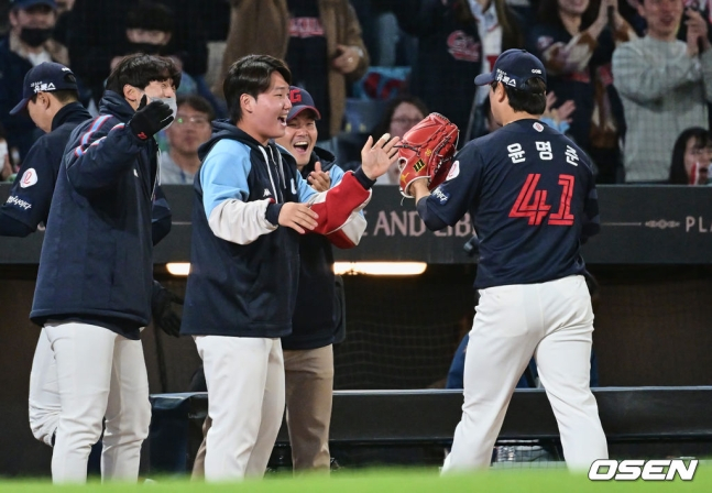 롯데 윤명준(맨 오른쪽)이 22일 창원 NC전에서 6회 말 1사 만루를 병살로 막아낸 뒤 동료들의 축하를 받고 있다.