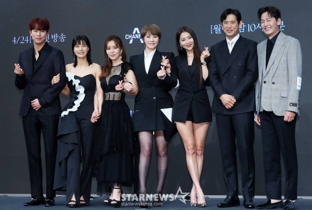 배우 신지훈, 유선, 신은정, 김선아, 오윤아, 오지호, 이정진이 24일 오후 서울 구로구 신도림동 더 세인트 웨딩에서 진행된 채널A 월화드라마 '가면의 여왕' 제작발표회에 참석해 포즈를 취하고 있다.  '가면의 여왕'은 화려하게 성공한 세 여자 앞에 10년 전 그녀들의 거짓말로 살인자가 된 절친이 나타나면서 가면에 감춰져 있던 진실이 드러나고, 한 남자로 인해 인생의 소용돌이를 맞게 된 친구들의 욕망이 충돌하는 미스터리 멜로 복수극이다. 2023.04.24 /사진=김창현 기자 chmt@