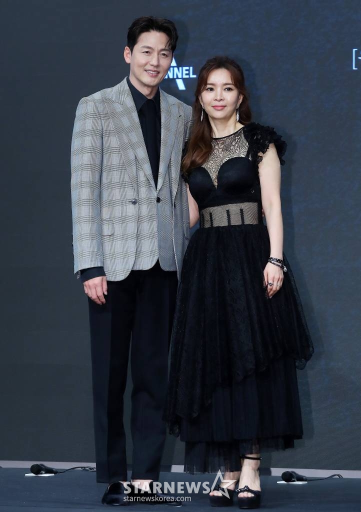 배우 이정진, 신은정이 24일 오후 서울 구로구 신도림동 더 세인트 웨딩에서 진행된 채널A 월화드라마 '가면의 여왕' 제작발표회에 참석해 포즈를 취하고 있다.  '가면의 여왕'은 화려하게 성공한 세 여자 앞에 10년 전 그녀들의 거짓말로 살인자가 된 절친이 나타나면서 가면에 감춰져 있던 진실이 드러나고, 한 남자로 인해 인생의 소용돌이를 맞게 된 친구들의 욕망이 충돌하는 미스터리 멜로 복수극이다. 2023.04.24 /사진=김창현 기자 chmt@