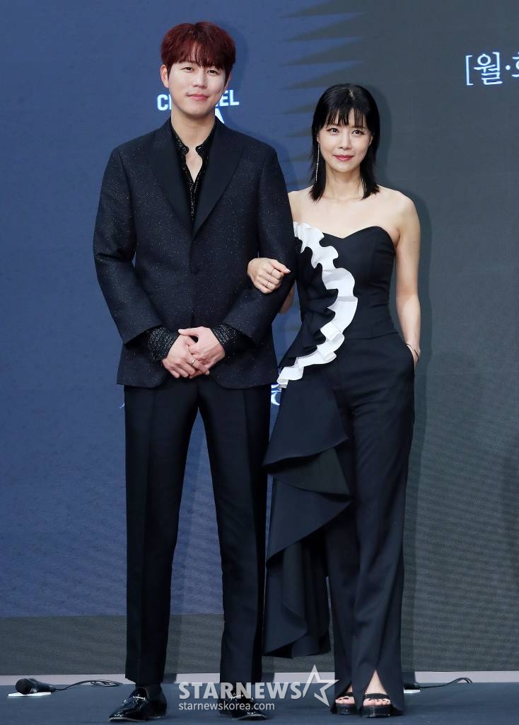 배우 신지훈, 유선이 24일 오후 서울 구로구 신도림동 더 세인트 웨딩에서 진행된 채널A 월화드라마 '가면의 여왕' 제작발표회에 참석해 포즈를 취하고 있다.  '가면의 여왕'은 화려하게 성공한 세 여자 앞에 10년 전 그녀들의 거짓말로 살인자가 된 절친이 나타나면서 가면에 감춰져 있던 진실이 드러나고, 한 남자로 인해 인생의 소용돌이를 맞게 된 친구들의 욕망이 충돌하는 미스터리 멜로 복수극이다. 2023.04.24 /사진=김창현 기자 chmt@