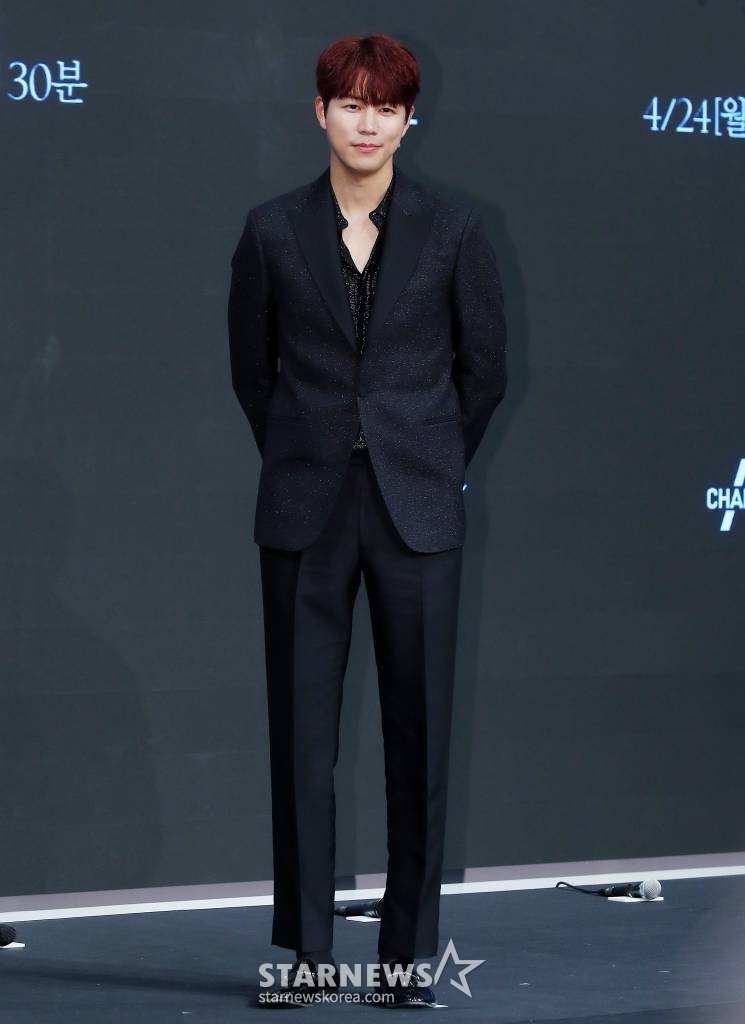 배우 신지훈이 24일 오후 서울 구로구 신도림동 더 세인트 웨딩에서 진행된 채널A 월화드라마 '가면의 여왕' 제작발표회에 참석해 포즈를 취하고 있다.  '가면의 여왕'은 화려하게 성공한 세 여자 앞에 10년 전 그녀들의 거짓말로 살인자가 된 절친이 나타나면서 가면에 감춰져 있던 진실이 드러나고, 한 남자로 인해 인생의 소용돌이를 맞게 된 친구들의 욕망이 충돌하는 미스터리 멜로 복수극이다. 2023.04.24 /사진=김창현 기자 chmt@