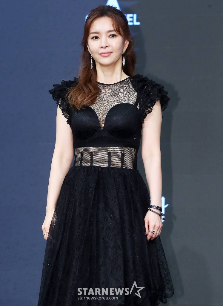 배우 신은정이 24일 오후 서울 구로구 신도림동 더 세인트 웨딩에서 진행된 채널A 월화드라마 '가면의 여왕' 제작발표회에 참석해 포즈를 취하고 있다. '가면의 여왕'은 화려하게 성공한 세 여자 앞에 10년 전 그녀들의 거짓말로 살인자가 된 절친이 나타나면서 가면에 감춰져 있던 진실이 드러나고, 한 남자로 인해 인생의 소용돌이를 맞게 된 친구들의 욕망이 충돌하는 미스터리 멜로 복수극이다. 2023.04.24 /사진=김창현 기자 chmt@