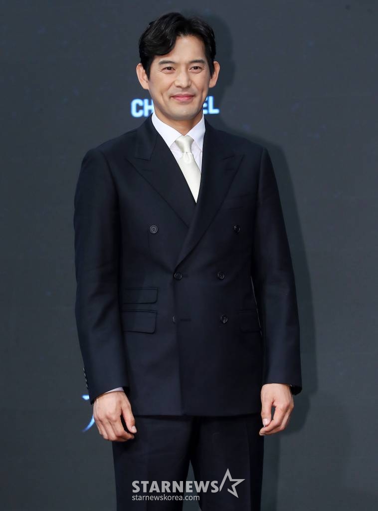 배우 오지호가 24일 오후 서울 구로구 신도림동 더 세인트 웨딩에서 진행된 채널A 월화드라마 '가면의 여왕' 제작발표회에 참석해 포즈를 취하고 있다. '가면의 여왕'은 화려하게 성공한 세 여자 앞에 10년 전 그녀들의 거짓말로 살인자가 된 절친이 나타나면서 가면에 감춰져 있던 진실이 드러나고, 한 남자로 인해 인생의 소용돌이를 맞게 된 친구들의 욕망이 충돌하는 미스터리 멜로 복수극이다. 2023.04.24 /사진=김창현 기자 chmt@