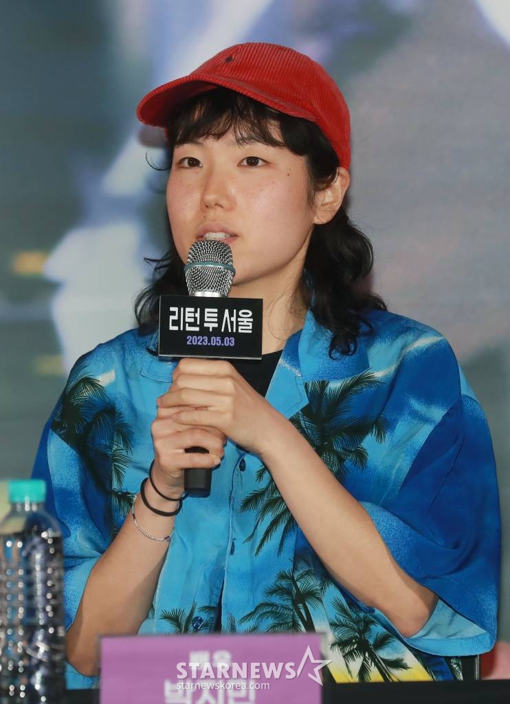 배우 박지민이 24일 오전 서울 CGV용산아이파크몰에서 진행된 영화 '리턴 투 서울'(감독 데이비 추) 언론시사회에 참석해 질문에 답하고 있다. 우연히 자신이 태어난 서울로 리턴한 25세 프레디, 어쩌다 한국 부모를 찾으면서 시작된 어쩌면 운명적인 여정을 그린 '리턴 투 서울'은 5월3일 개봉한다./2023.04.24 /사진=이동훈 기자 photoguy@