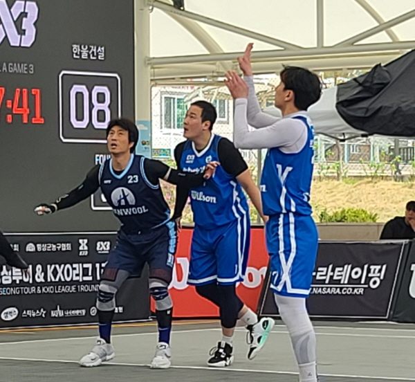 한울건설 방성윤(왼쪽)과 하늘내린인제 김민섭(가운데)이 리바운드 준비를 하고 있다./사진=KXO