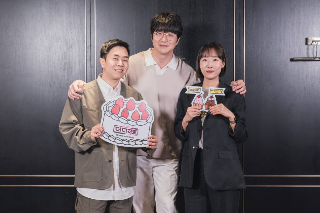 정종찬 PD, 가수 성시경, 김나현 PD가 24일 오후 서울 CGV용산아이파크몰에서 진행된 티빙 예능 '더 디저트' 언론시사-기자간담회에 참석해 포즈를 취하고 있다. /사진제공=티빙 2023.04.24 /사진=이동훈 기자 photoguy@