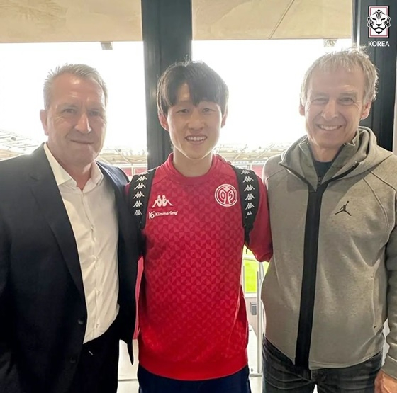 이재성(가운데)을 만난 위르겐 클린스만 감독(오른쪽). /사진=대한축구협회