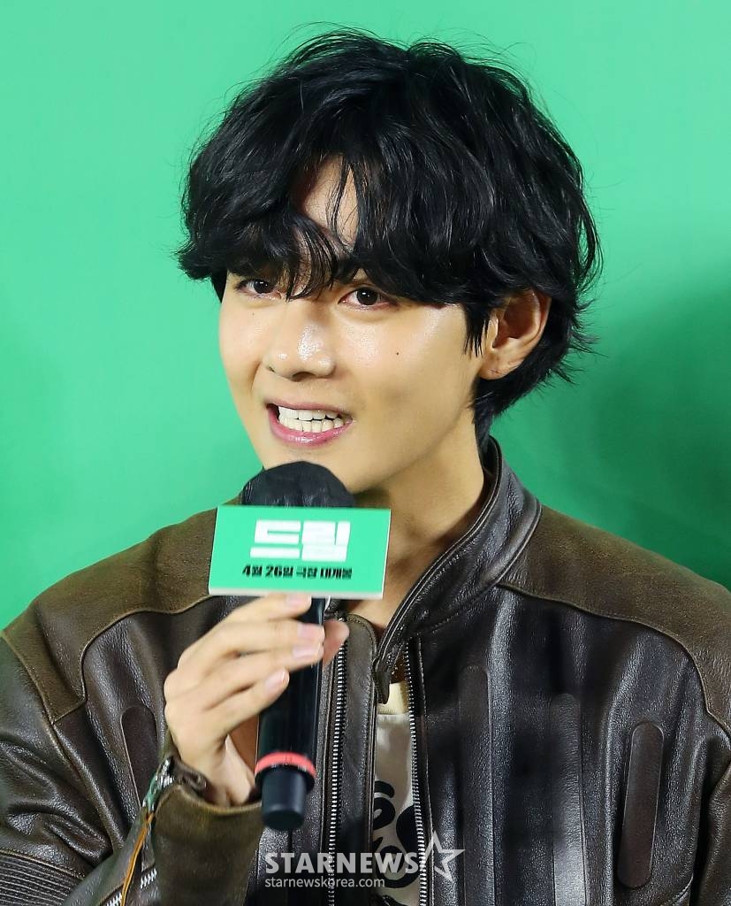 방탄소년단 뷔가 24일 오후 서울 강남구 삼성동 메가박스 코엑스에서 진행된 영화 '드림' VIP 시사회에 참석해 포즈를 취하고 있다.  '드림'은 개념 없는 전직 축구선수 홍대(박서준 분)와 열정 없는 PD 소민(아이유 분)이 집 없는 오합지졸 국대 선수들과 함께 불가능한 꿈에 도전하는 이야기를 그린 영화. 오는 26일 개봉. 2023.04.24 /사진=김창현 기자 chmt@