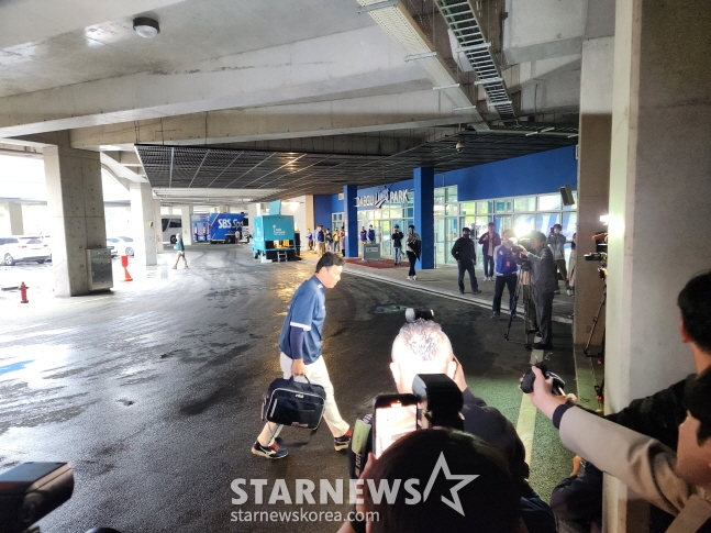 이승엽 두산 감독의 라팍 첫 출근길에 많은 취재진들이 몰렸다. /사진=안호근 기자