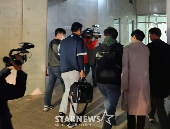 이승엽의 두산 감독으로서 첫 라이온즈파크 출근길에 뜨거운 취재 열기가 나타났다. /사진=안호근 기자