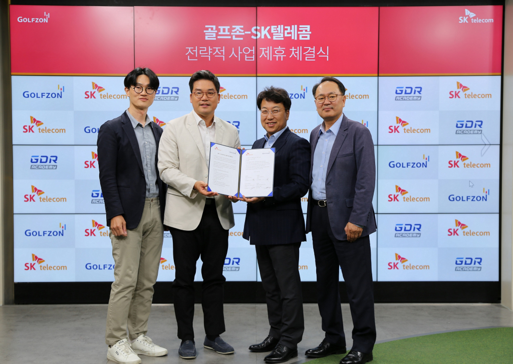 26일 진행된 업무협약식에 (왼쪽부터)GDR아카데미 인프라개발실 김아성 실장, 골프존 미디어사업부 손장순 상무, SK텔레콤 미디어제휴(브랜드밴드 미디어 CO장 겸임) 김혁 담당